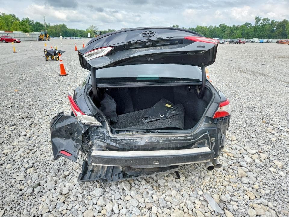 2018 TOYOTA CAMRY SE 6