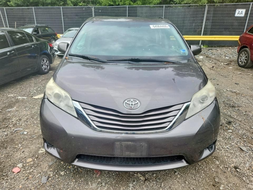 2017 TOYOTA SIENNA LE 5