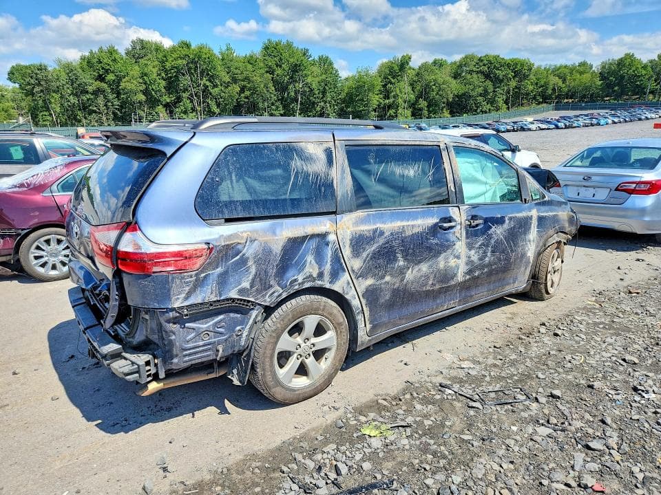2017 TOYOTA SIENNA LE 3