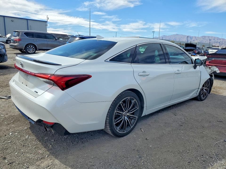 2019 TOYOTA AVALON XSE 3