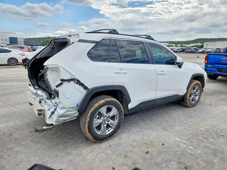 2023 TOYOTA RAV4 XLE 3