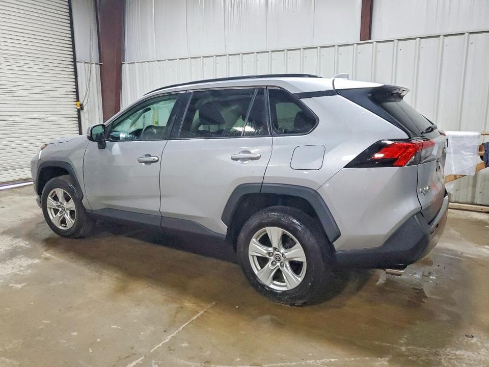 2021 TOYOTA RAV4 XLE 2