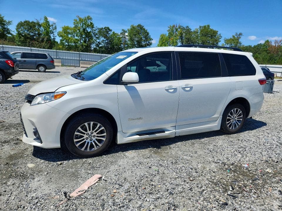 2018 TOYOTA SIENNA XLE 8-PASSENGER