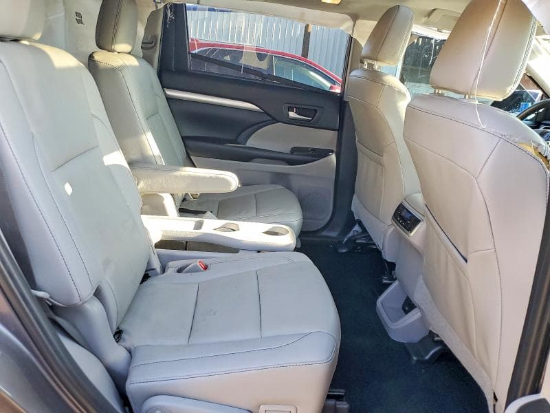 2019 TOYOTA HIGHLANDER XLE 11