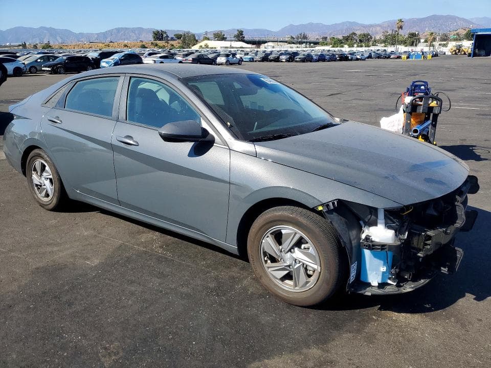 2025 HYUNDAI ELANTRA SE 4
