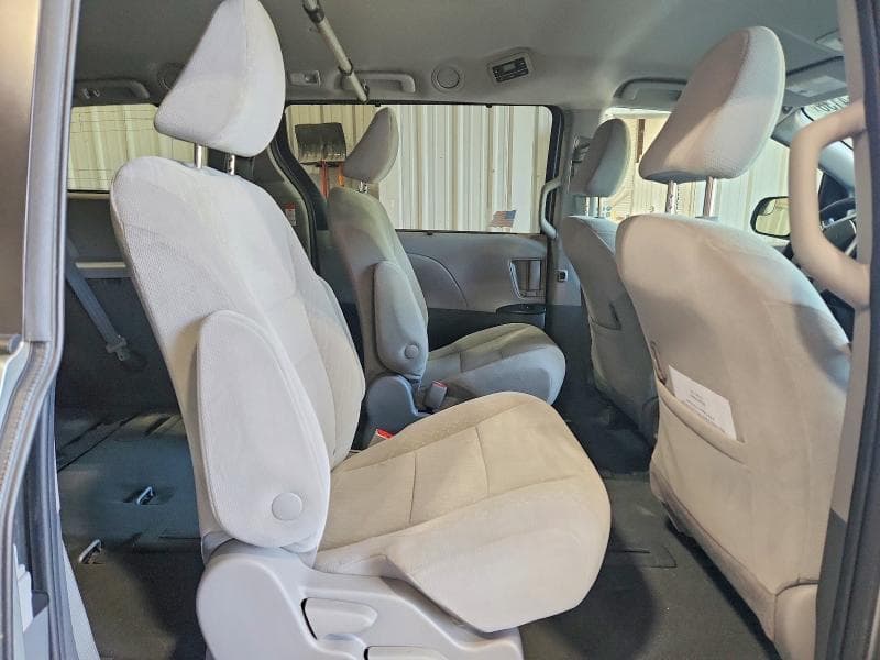 2020 TOYOTA SIENNA LE 11