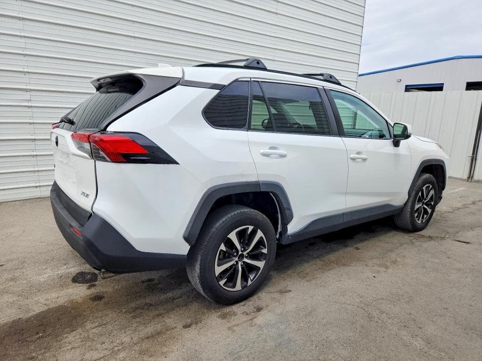 2019 TOYOTA RAV4 XLE 3