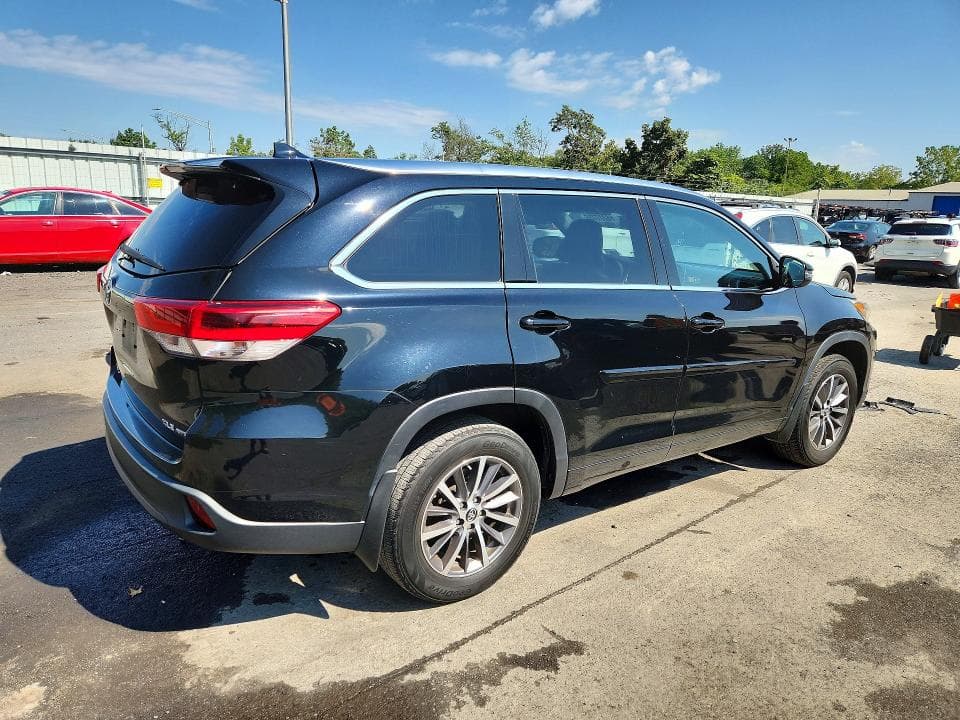 2018 TOYOTA HIGHLANDER XLE 3