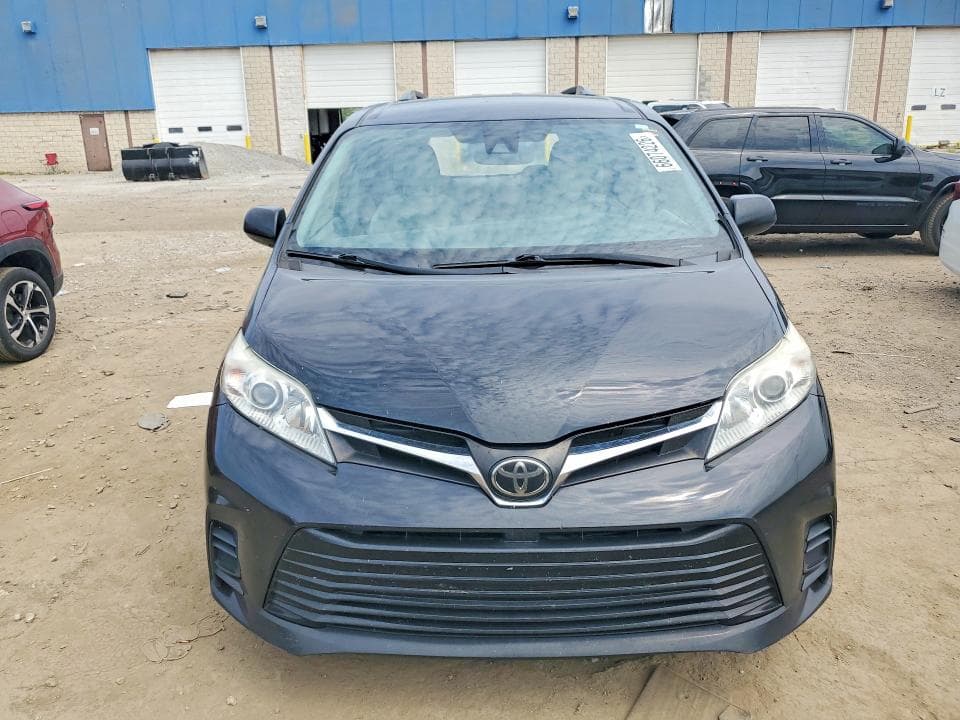 2018 TOYOTA SIENNA LE 5