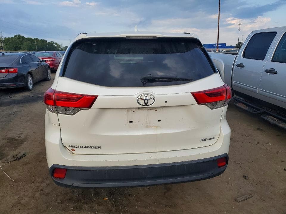 2018 TOYOTA HIGHLANDER SE 6