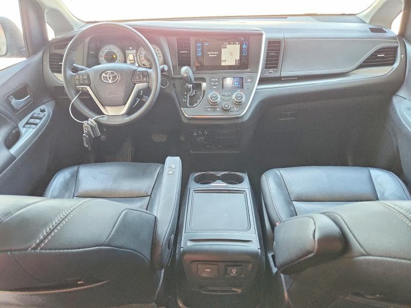 2017 TOYOTA SIENNA SE 8