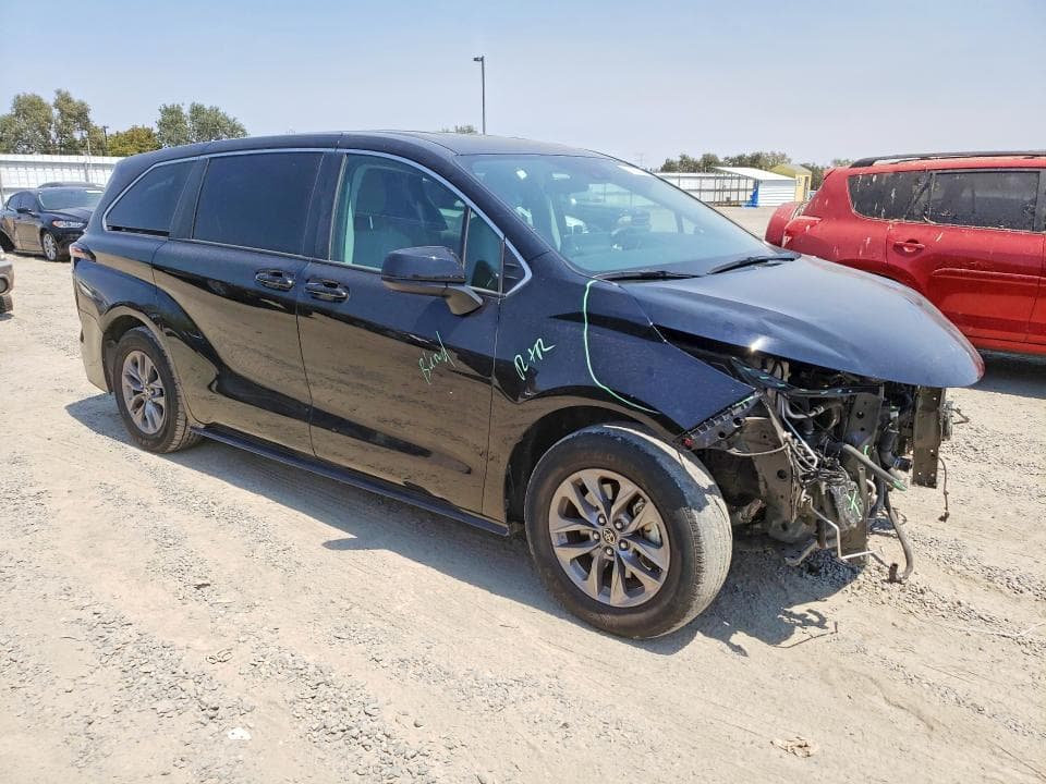 2022 TOYOTA SIENNA LE 4