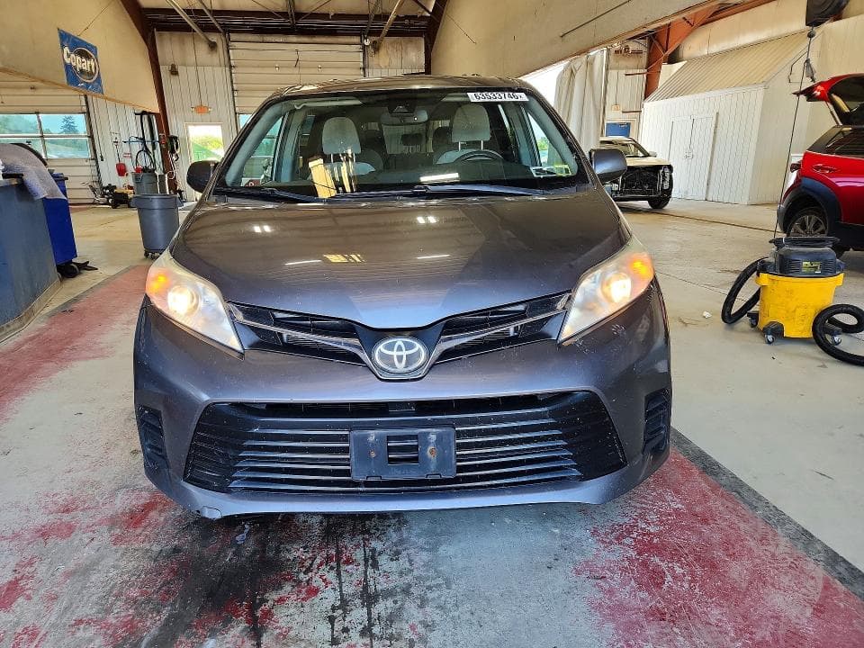 2018 TOYOTA SIENNA LE 5