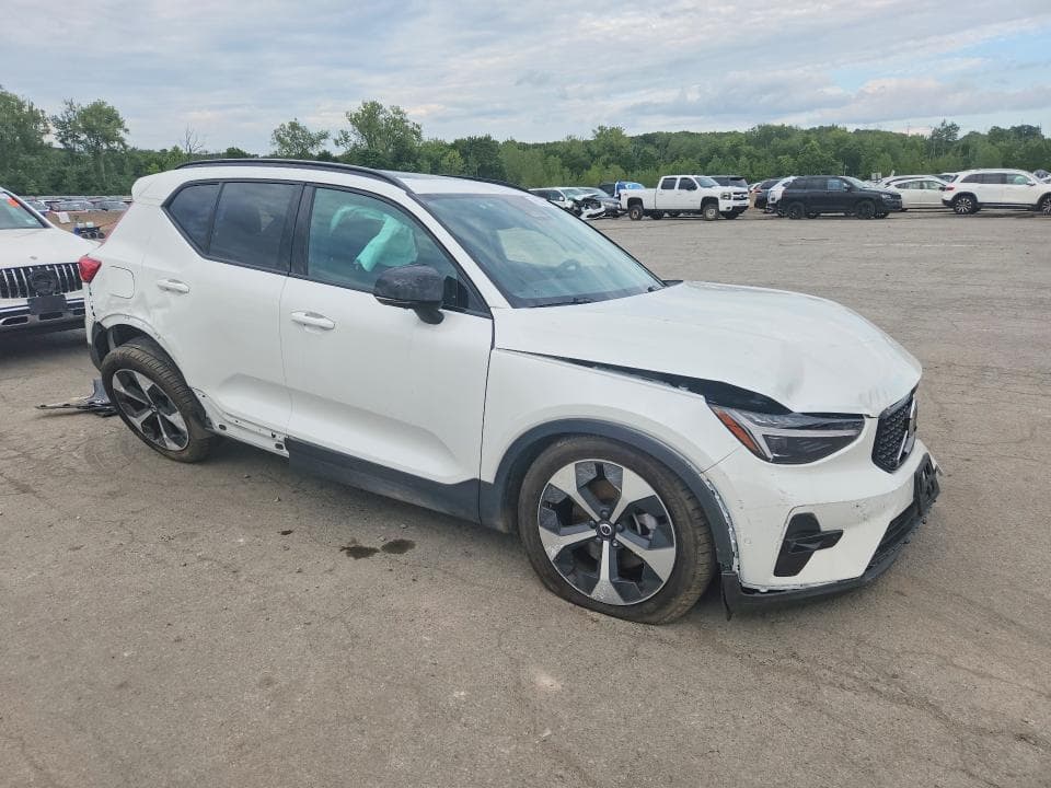 2026 VOLVO XC40 PLUS 4