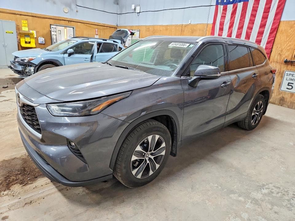 2022 TOYOTA HIGHLANDER XLE - 1