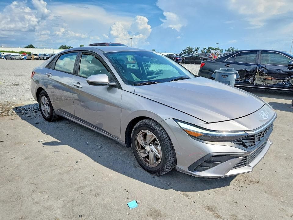 2024 HYUNDAI ELANTRA SE 4