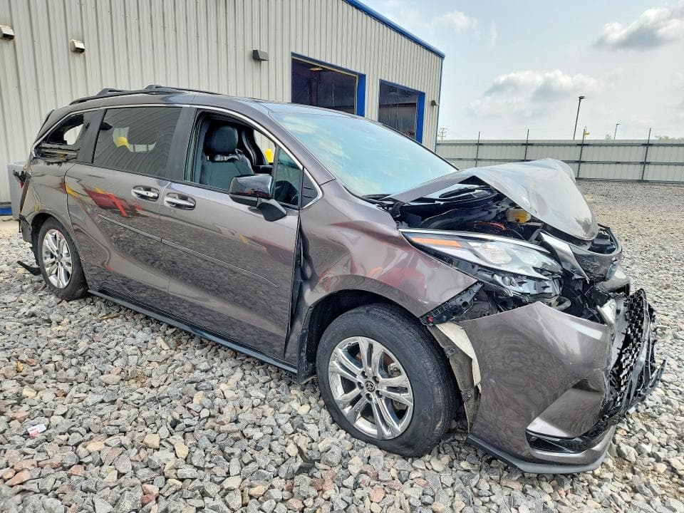 2022 TOYOTA SIENNA XSE 4
