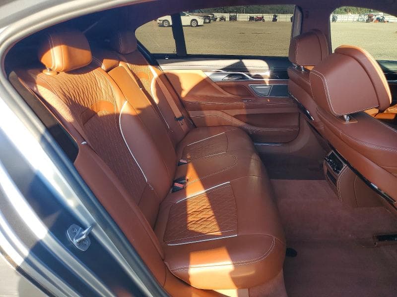 2022 BMW 750 XI 10