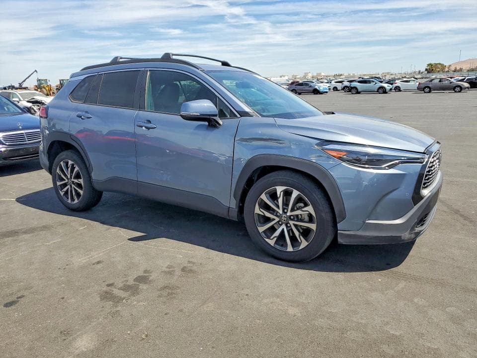 2022 TOYOTA COROLLA CROSS XLE 4