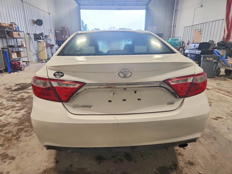 2017 TOYOTA CAMRY SE 6