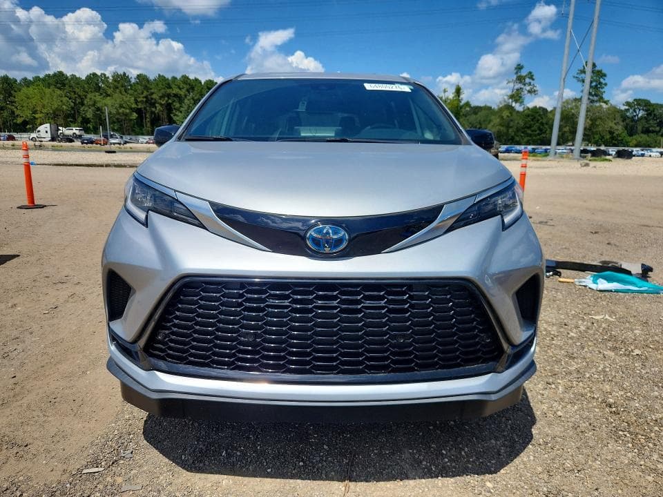 2022 TOYOTA SIENNA XSE 5