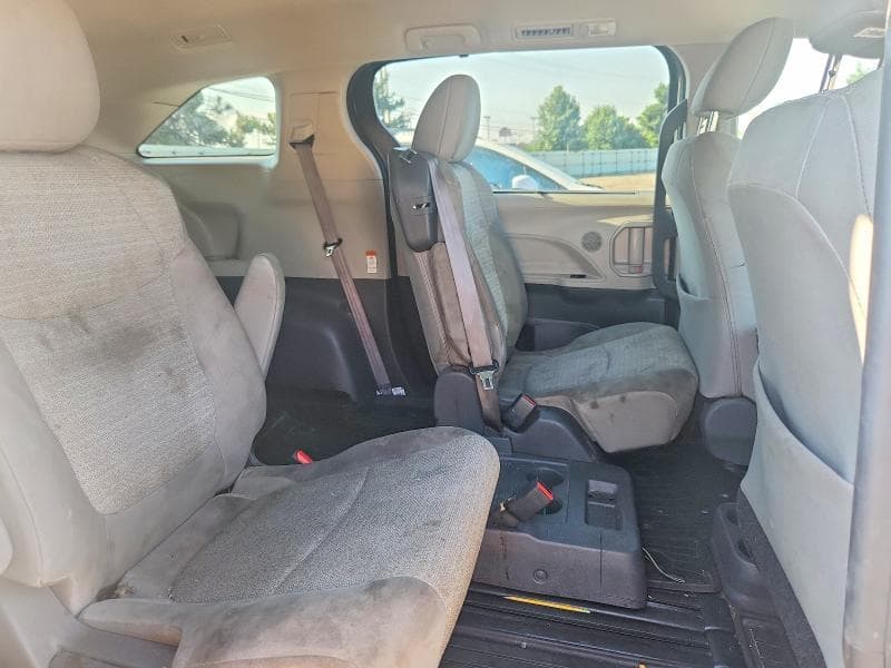 2021 TOYOTA SIENNA LE 11