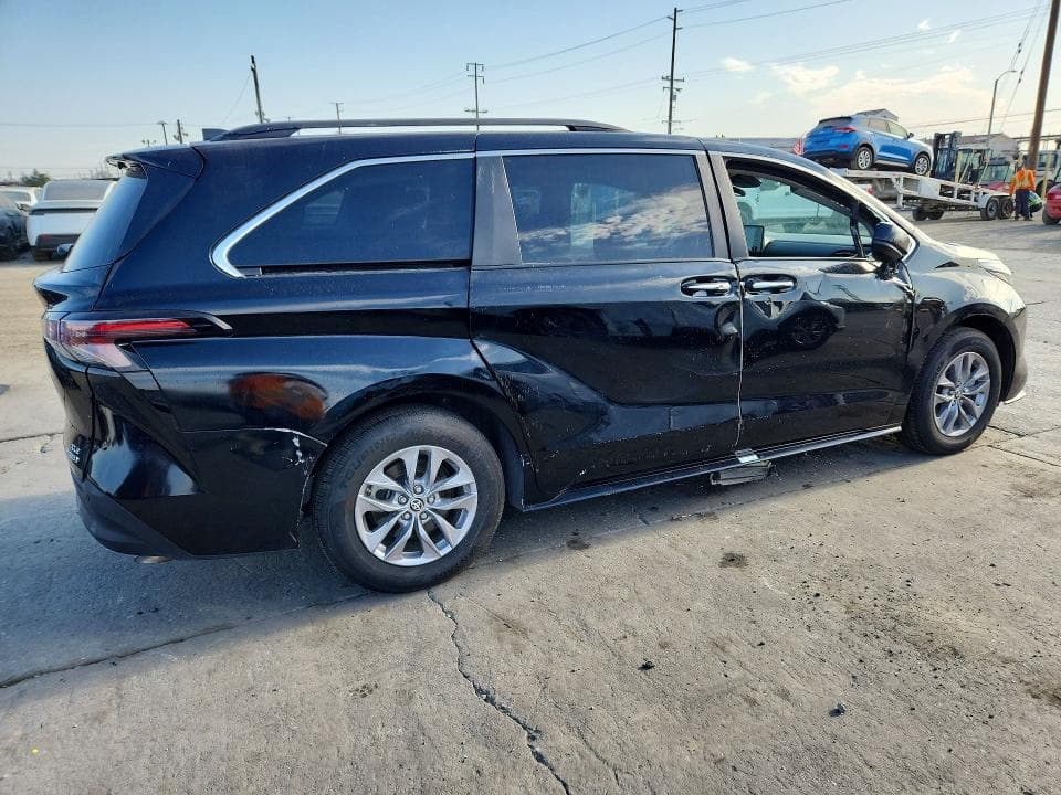 2024 TOYOTA SIENNA XLE 3