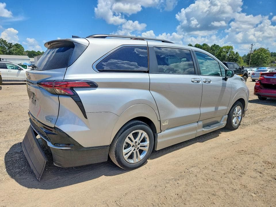 2022 TOYOTA SIENNA XSE 3