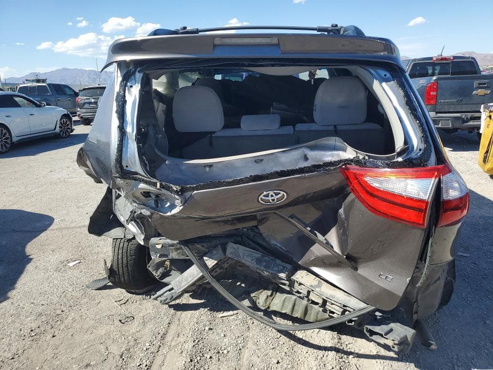 2017 TOYOTA SIENNA LE 6