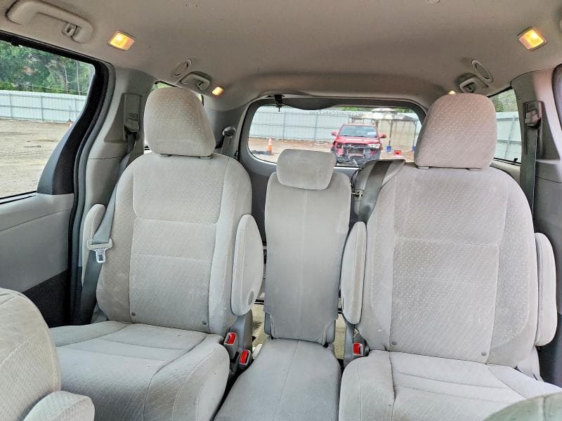 2017 TOYOTA SIENNA LE 10