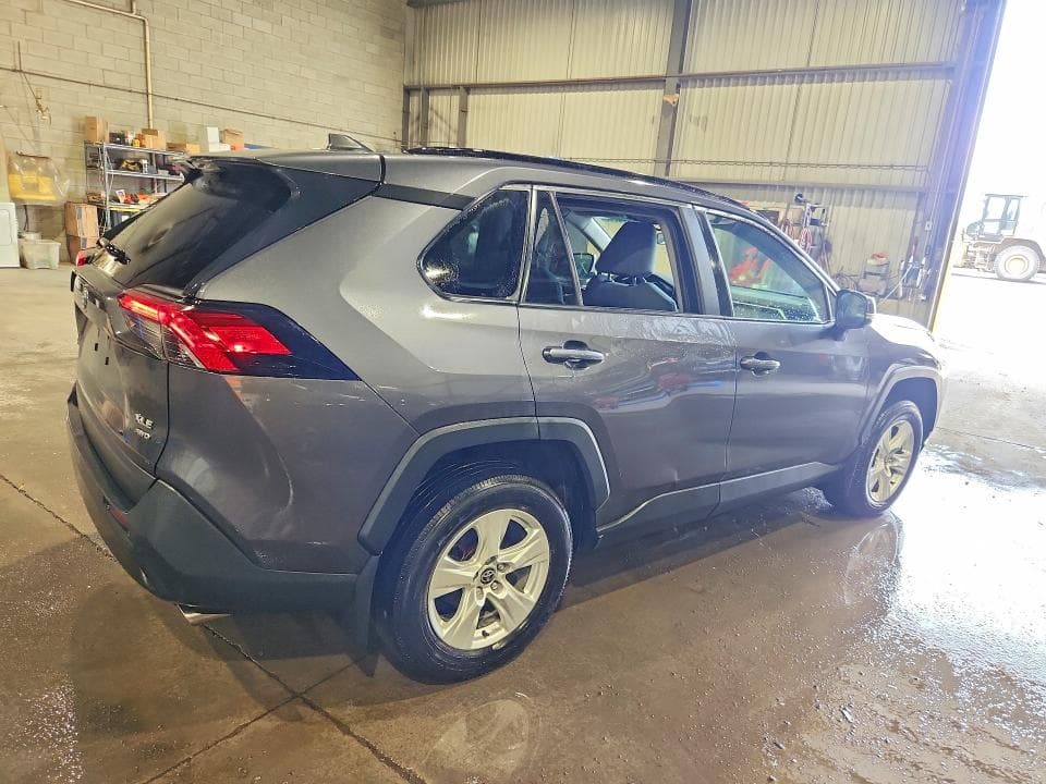 2021 TOYOTA RAV4 XLE 3