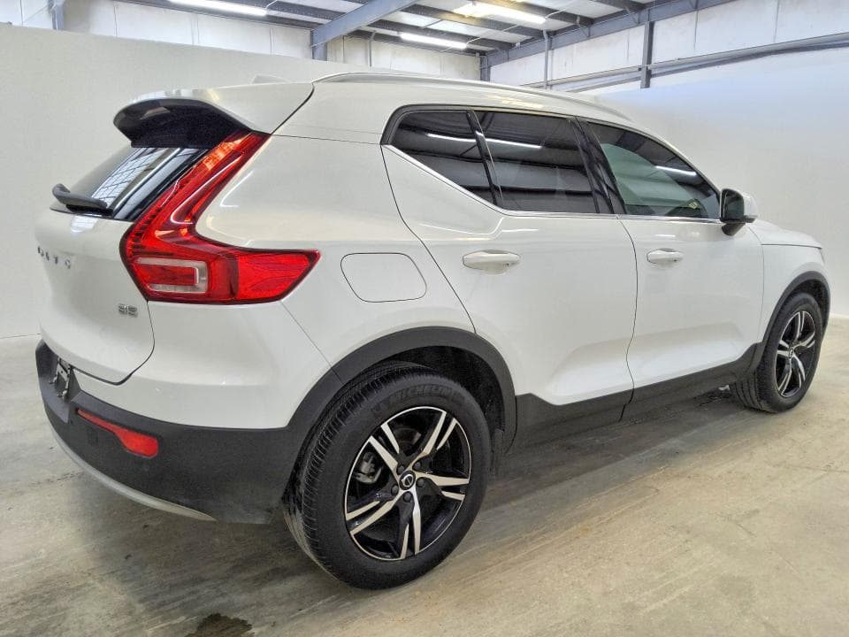 2023 VOLVO XC40 PLUS 3