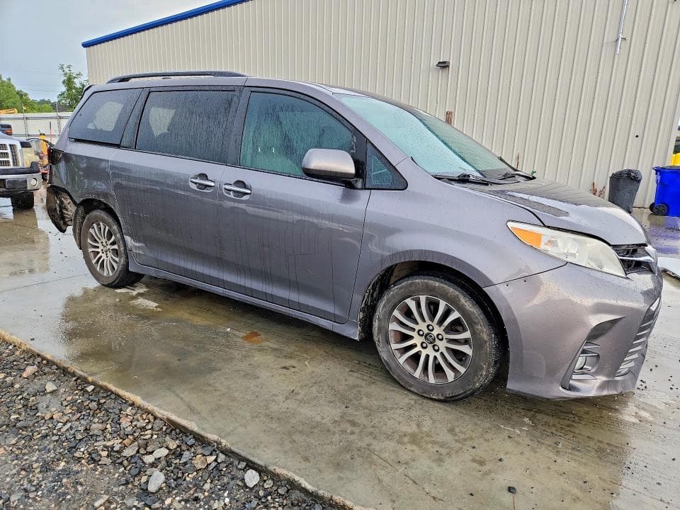 2018 TOYOTA SIENNA XLE 8-PASSENGER 4