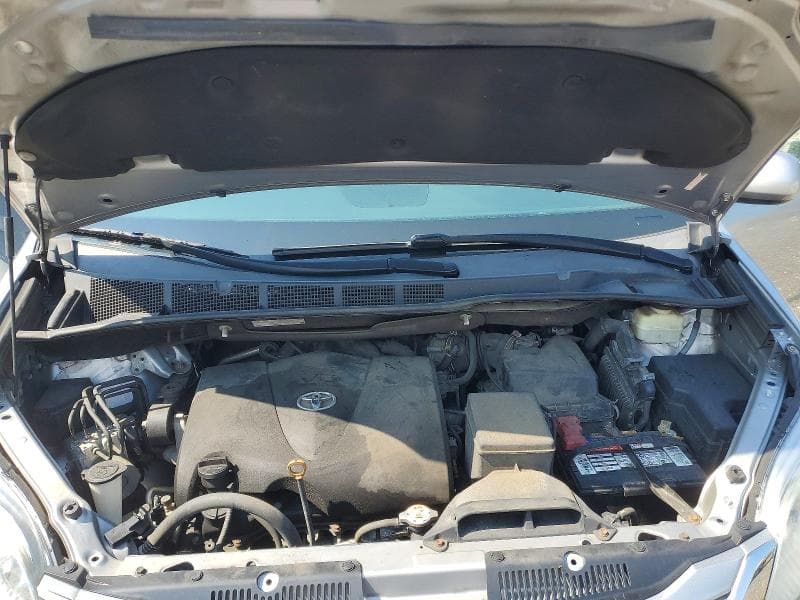 2017 TOYOTA SIENNA LE 11