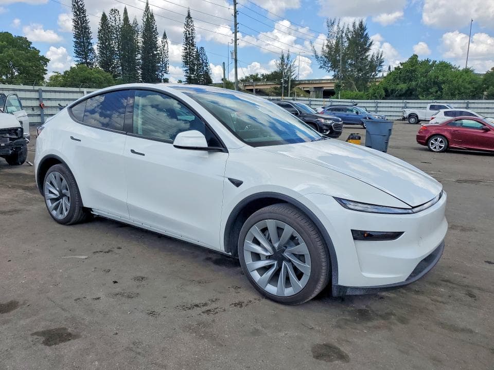 2026 TESLA MODEL Y 4