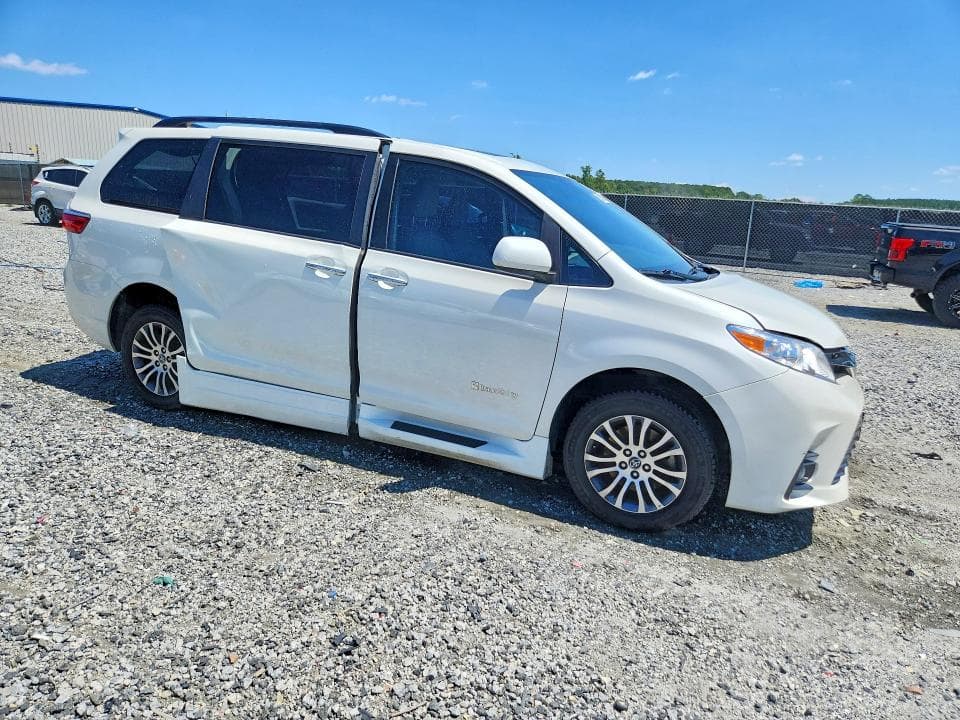 2018 TOYOTA SIENNA XLE 8-PASSENGER 4