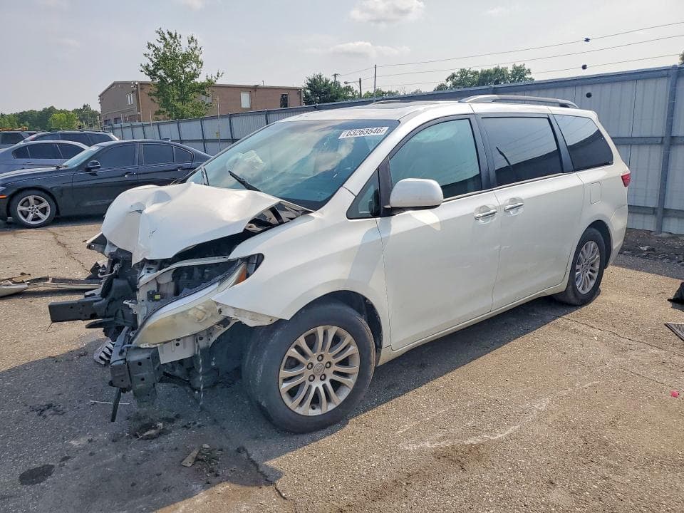 2017 TOYOTA SIENNA XLE 8-PASSENGER