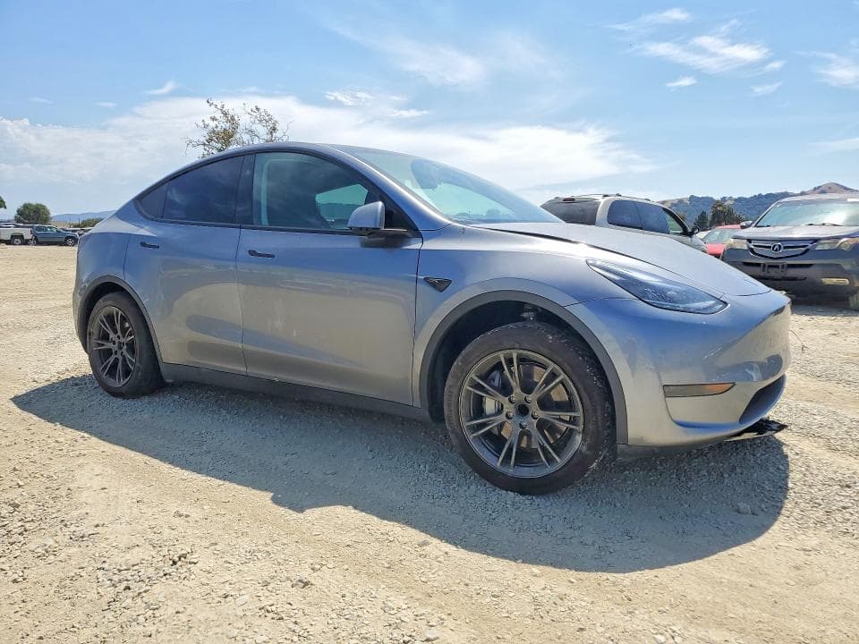 2025 TESLA MODEL Y 4