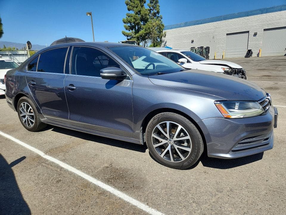 2017 VOLKSWAGEN JETTA SE 4