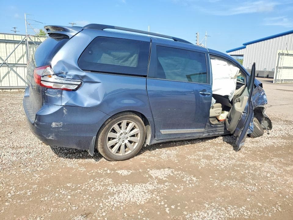 2017 TOYOTA SIENNA XLE 7-PASSENGER 3