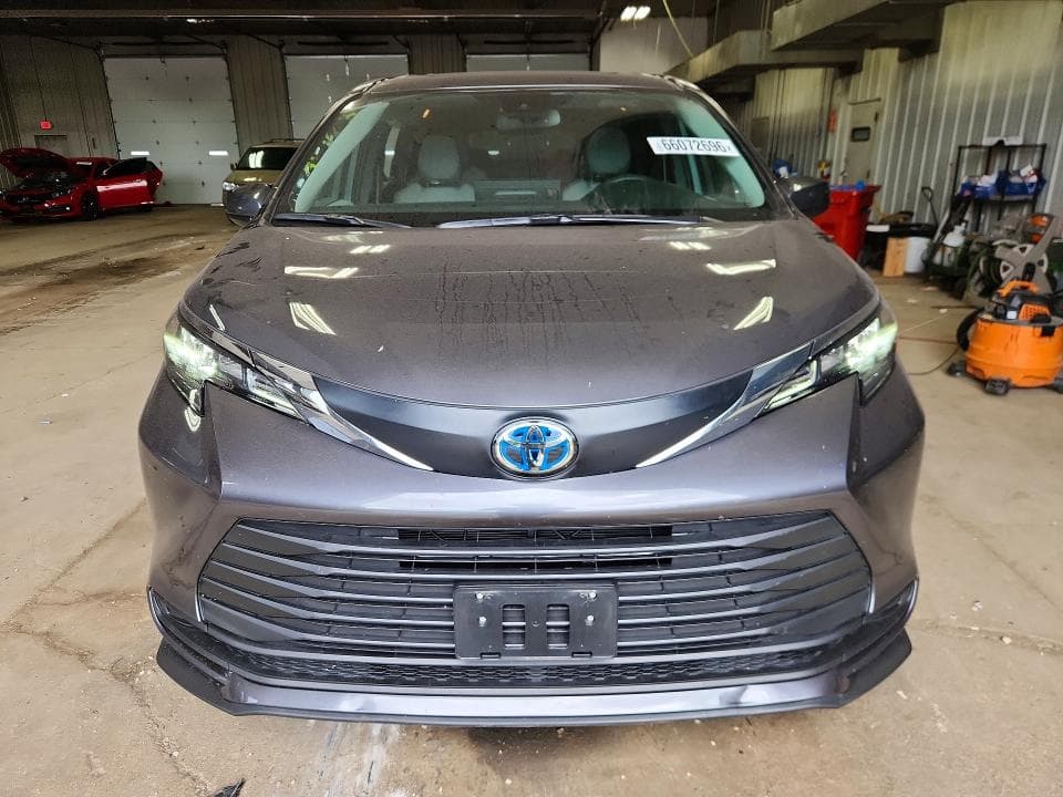 2025 TOYOTA SIENNA LE 5