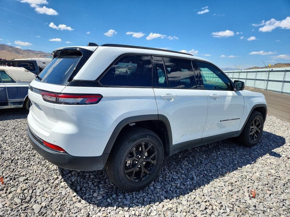 2025 JEEP GRAND CHEROKEE LAREDO 3