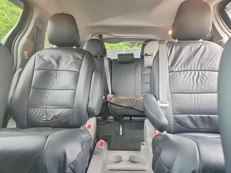2017 TOYOTA SIENNA LE 10