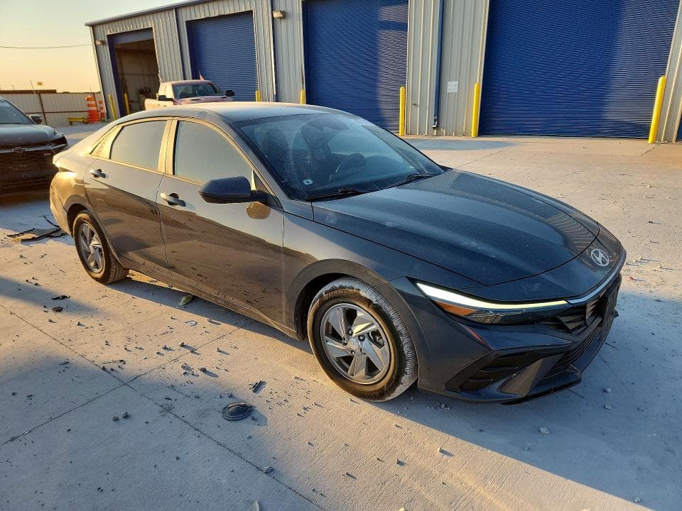 2024 HYUNDAI ELANTRA SE 4