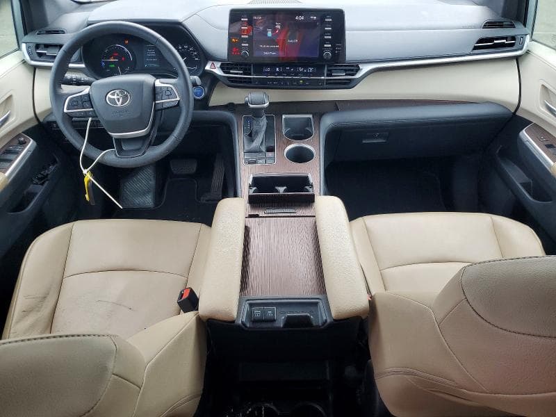 2021 TOYOTA SIENNA XLE 8