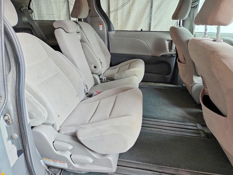 2019 TOYOTA SIENNA LE 11