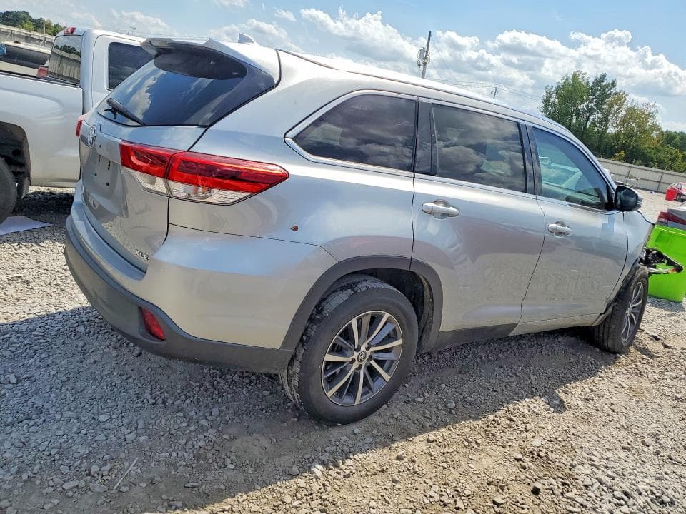 2017 TOYOTA HIGHLANDER XLE 3
