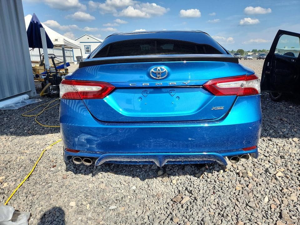2018 TOYOTA CAMRY XSE 6