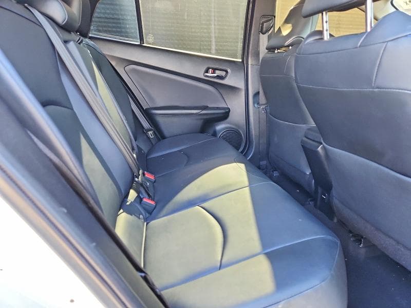 2018 TOYOTA PRIUS THREE TOURING 11