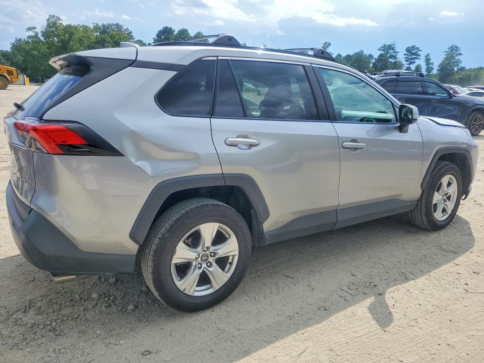 2021 TOYOTA RAV4 XLE 3